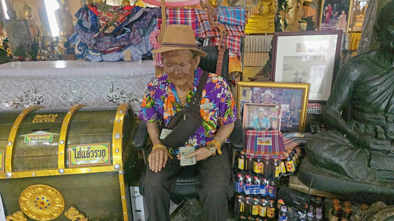 คู่รักหนุ่มสาว ขอโชคลาภ “ตาทองงิ้วราย” ก่อนล้วง “เลขเด็ด” งวด 16/4/69