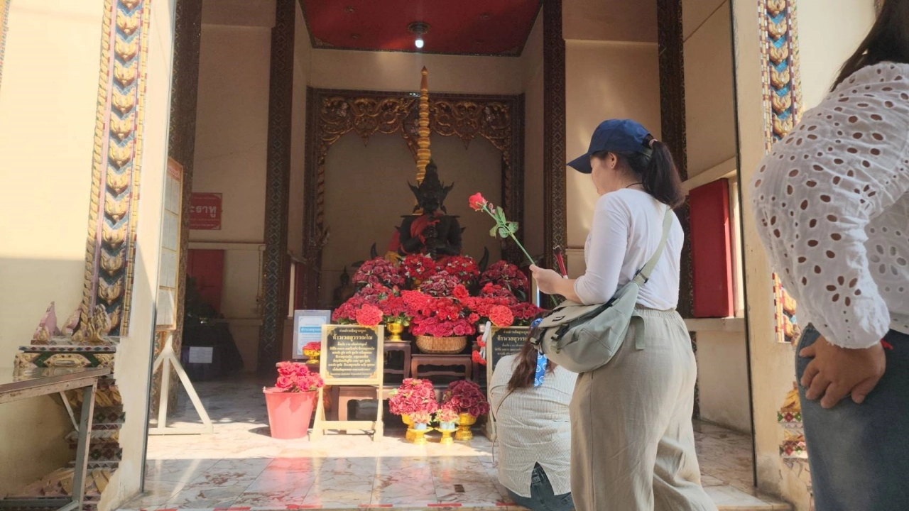 พนักงานทัวร์พา นทท. ทำบุญวัดหลวงพ่อสมหวัง ไม่ลืมขอ "เลขเด็ด" ท้าวเวสฯ ไปลุ้นโชค