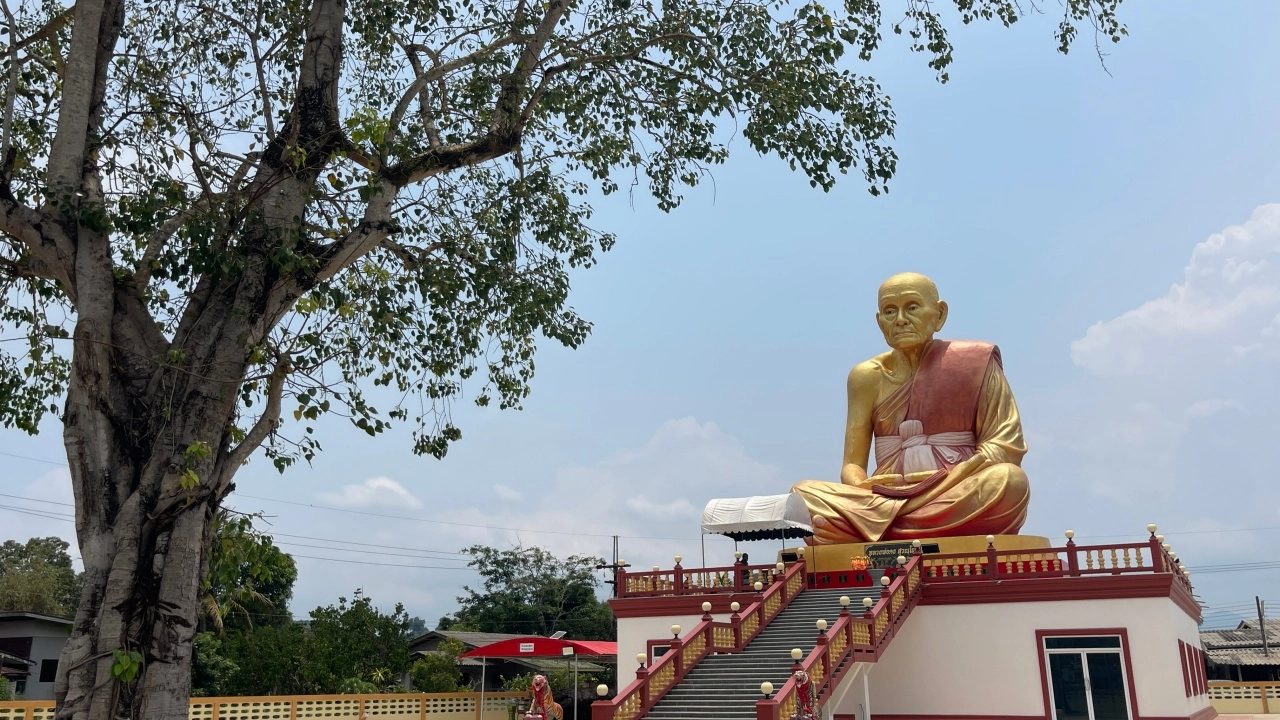 ศรัทธาคอหวย แห่ส่อง "เลขเด็ด" ธูปมงคล คนมาขอโชคที่วัดวังสรรพรส ลุ้นรวย 2/5/69