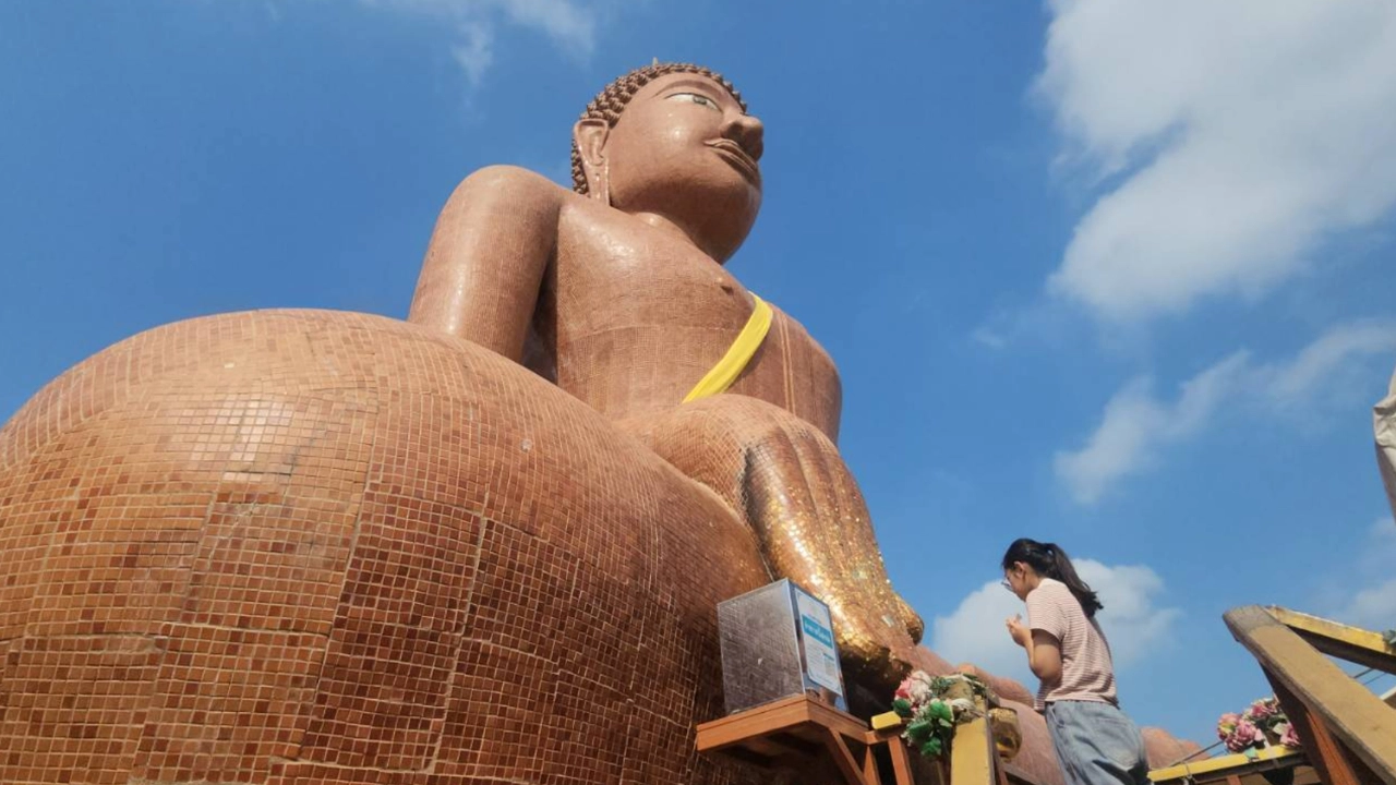 ขายที่ดินได้สมใจ รีบมาแก้บน “หลวงพ่อสมหวัง” ไม่พลาดขอ “เลขเด็ด” ลุ้นงวดนี้