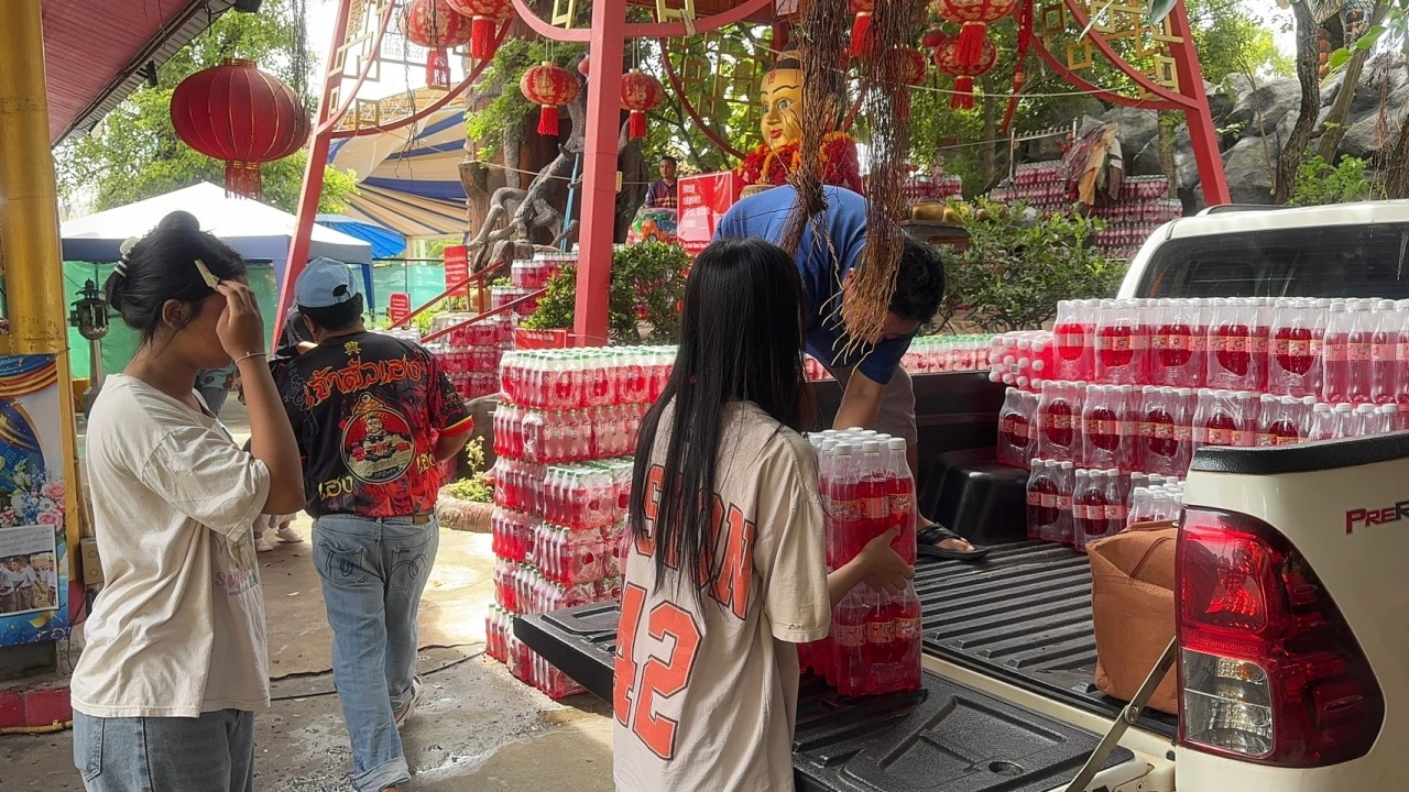 สาวถวายน้ำแดง 100 แพ็ค แก้บนกุมารทองเจ้าสัวเฮง ไม่ลืมจุดประทัดลุ้นเลขเด็ด 16/8/69