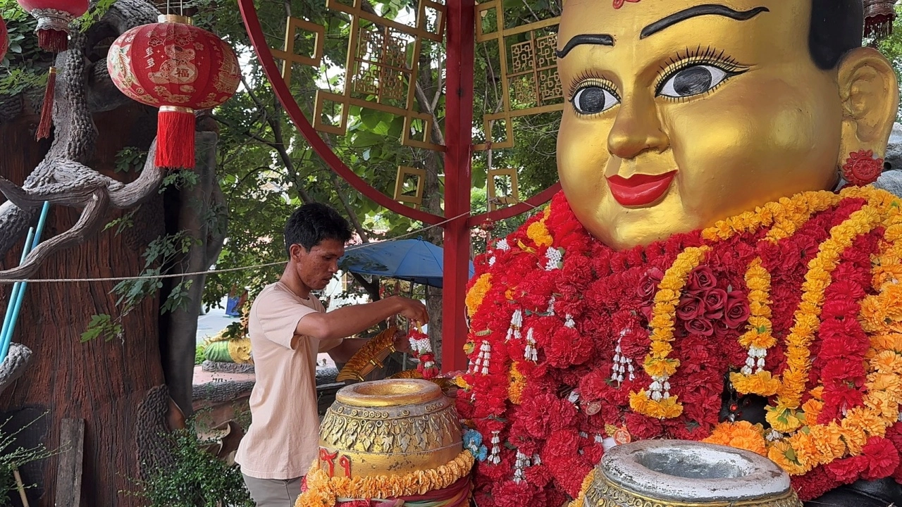 เจ้าของธุรกิจโดรนเกษตร ขนน้ำแดง 100 แพ็ค ถวายกุมารทองเจ้าสัวเฮง แถมได้ลุ้นเลขเด็ด